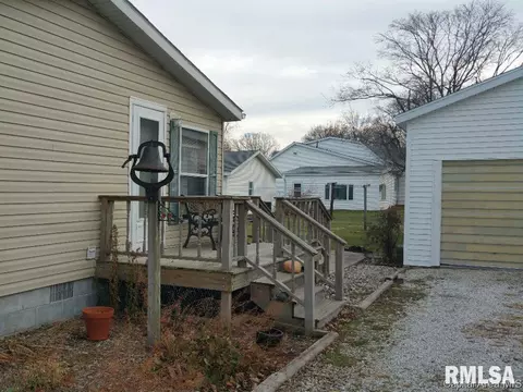103 W State, Modesto, IL 62667 photo 2