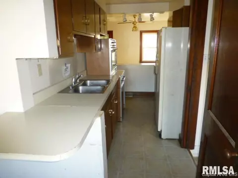 413 E Iles Ave, Springfield, IL 62703 photo 6