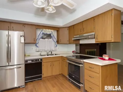 2909 Bennington Dr, Springfield, IL 62704 photo 2