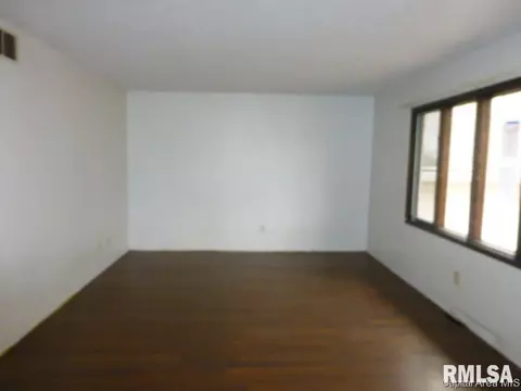 1 Longview Dr, Springfield, IL 62712 photo 2