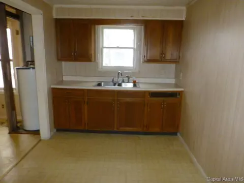 141 E Stoddard, Virden, IL 62690 photo 4