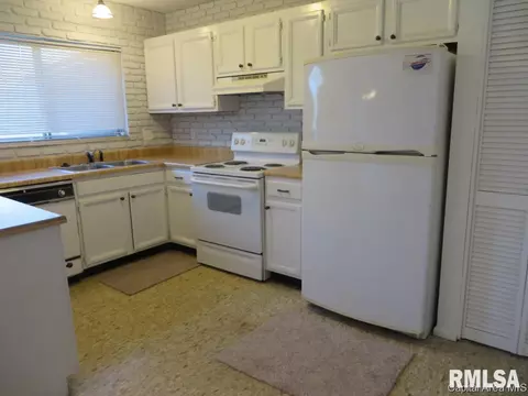 2 Oakbend Ct, Springfield, IL 62704 photo 7