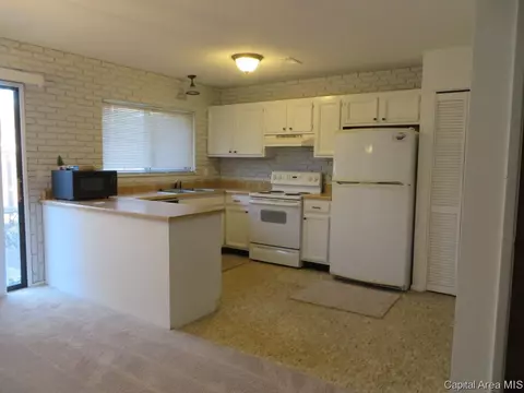 2 Oakbend Ct, Springfield, IL 62704 photo 5