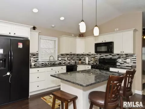 100 Post Rd, Virden, IL 62690 photo 5
