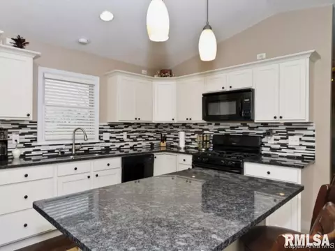 100 Post Rd, Virden, IL 62690 photo 6