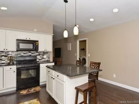 100 Post Rd, Virden, IL 62690 photo 8