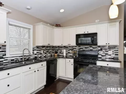 100 Post Rd, Virden, IL 62690 photo 4