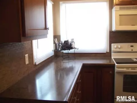 13 Belle Pl, Springfield, IL 62704 photo 3