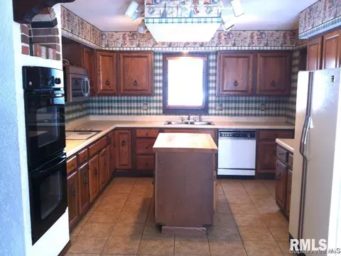 1115 Memory Ln, Springfield, IL 62707 photo 9