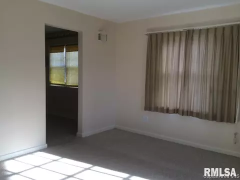 2352 S Spring St, Springfield, IL 62704 photo 2