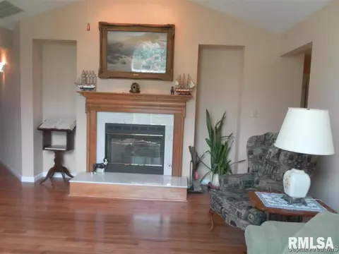 499 W Wright St, Virden, IL 62690 photo 7