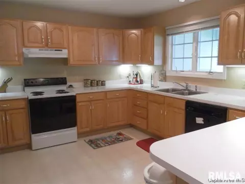 499 W Wright St, Virden, IL 62690 photo 3