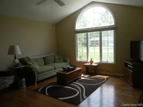 499 W Wright St, Virden, IL 62690 photo 2