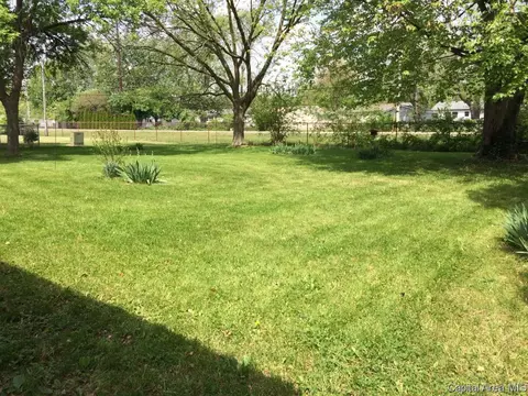 92 Danbury Dr, Springfield, IL 62704 photo 2