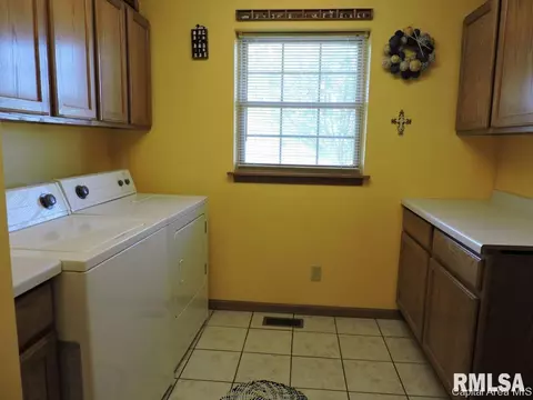 302 E Buttercup Dr, Athens, IL 62613 photo 10