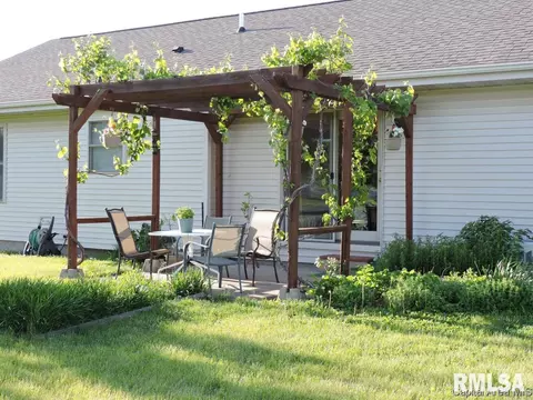 302 E Buttercup Dr, Athens, IL 62613 photo 22
