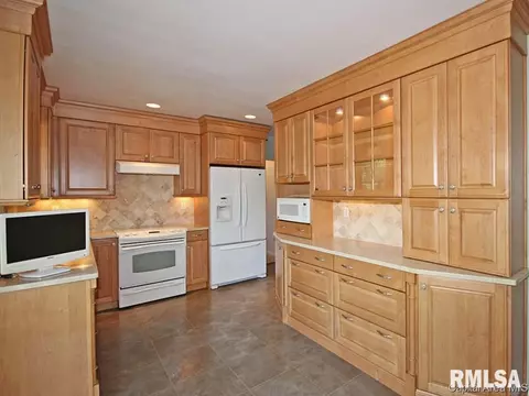 2036 Clubview Dr, Springfield, IL 62704 photo 9