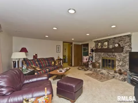 3091 Green Haven Dr, Springfield, IL 62707 photo 2
