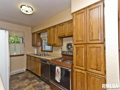 3355 Stanton St, Springfield, IL 62703 photo 2
