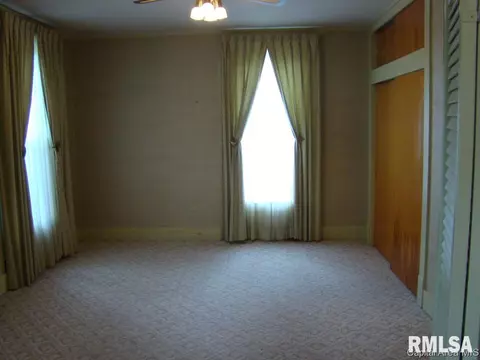 1059 N Walnut St, Springfield, IL 62702 photo 5
