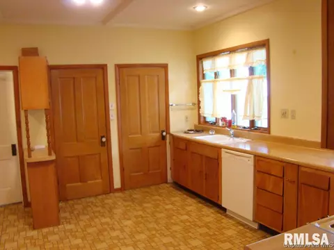 1059 N Walnut St, Springfield, IL 62702 photo 9