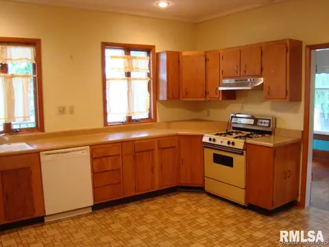 1059 N Walnut St, Springfield, IL 62702 photo 8