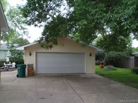 1633 N Milton, Springfield, IL 62702 photo 3