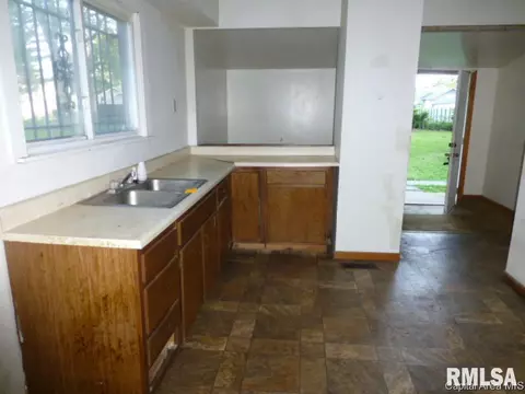 2034 E Clay St, Springfield, IL 62703 photo 4