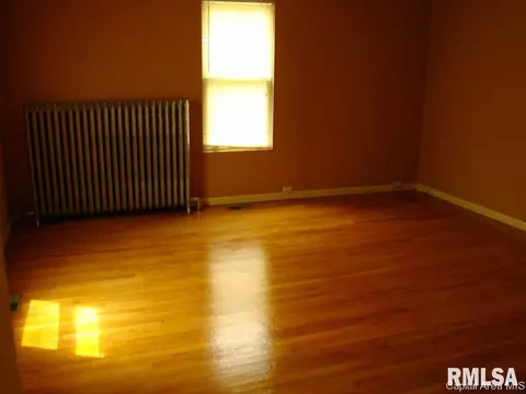 605 N 3rd St, Riverton, IL 62561 photo 2