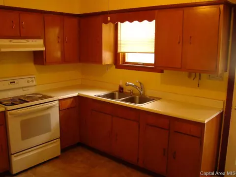 605 N 3rd St, Riverton, IL 62561 photo 4
