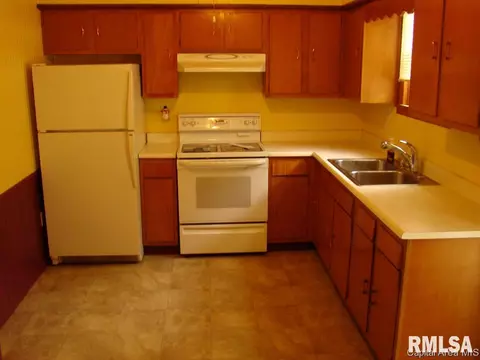 605 N 3rd St, Riverton, IL 62561 photo 3