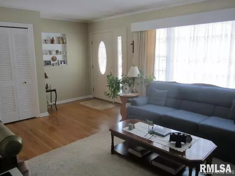 2208 Parkview Dr, Springfield, IL 62704 photo 2