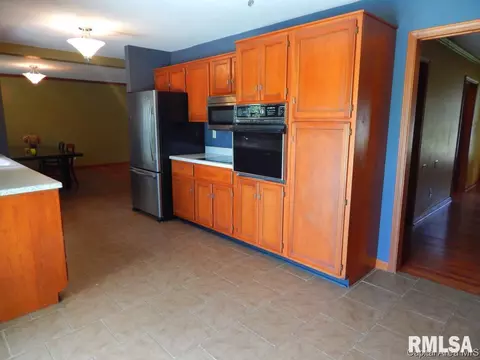 3921 W Bluffs Rd, Springfield, IL 62711 photo 6