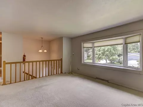 834 Roanoke Dr, Springfield, IL 62702 photo 3