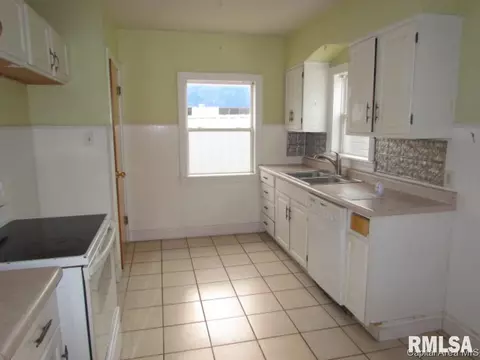 2207 E North Grand Ave, Springfield, IL 62702 photo 9