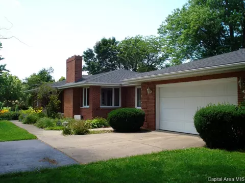 604 S Center St, Oneida, IL 61467 photo 3
