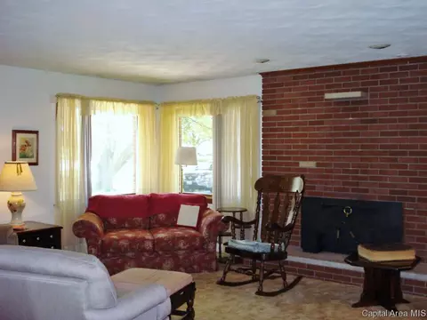 604 S Center St, Oneida, IL 61467 photo 7