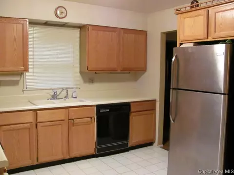 136 Nottingham, Springfield, IL 62704 photo 2