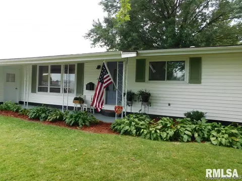 710 E Locust St, Chatham, IL 62629 photo 2