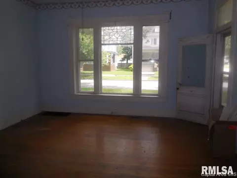 920 S State St, Beardstown, IL 62618 photo 4