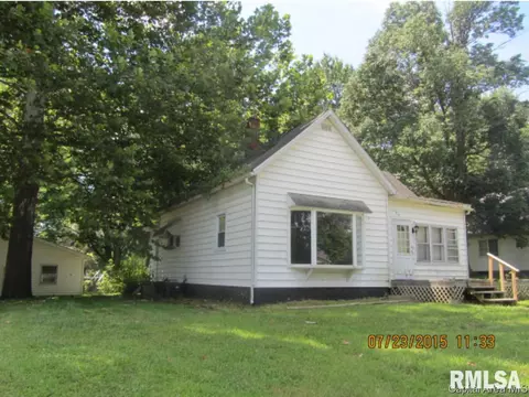 816 E Adams St, Riverton, IL 62561 photo 1