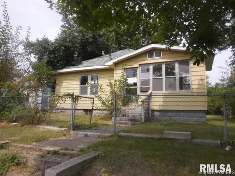 913 E 8th St, Beardstown, IL 62618 photo 1