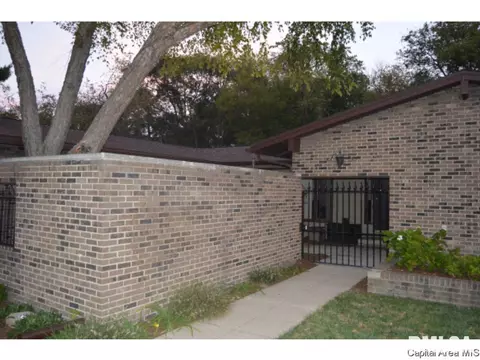 1 Forest Green Dr, Springfield, IL 62711 photo 3