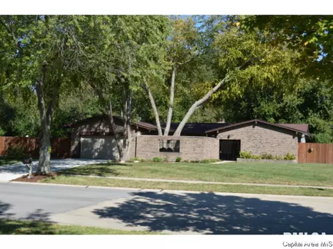 1 Forest Green Dr, Springfield, IL 62711 photo 2