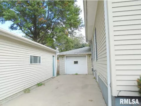 905 N Main St, Abingdon, IL 61410 photo 6