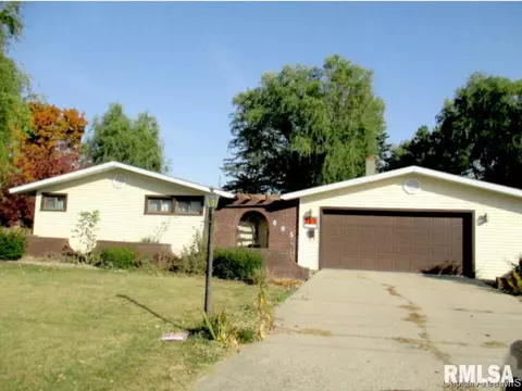 605 N Maple St, Abingdon, IL 61410 photo 2