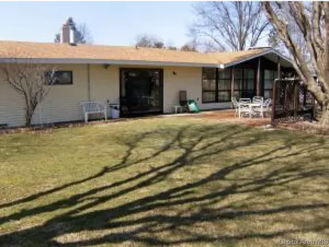 605 N Maple St, Abingdon, IL 61410 photo 3