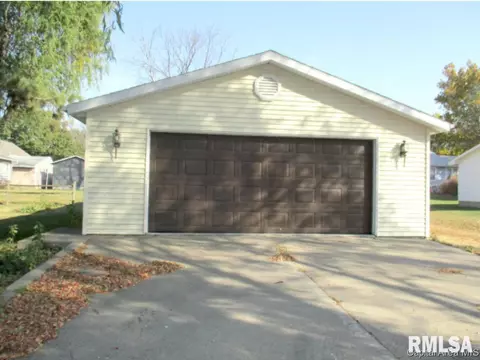 605 N Maple St, Abingdon, IL 61410 photo 6