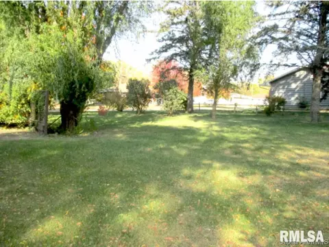 605 N Maple St, Abingdon, IL 61410 photo 9