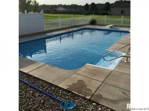 291 Bourbon St, Springfield, IL 62707 photo 2